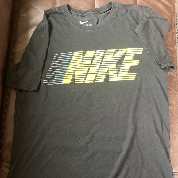 Nike Men's T-Shirt - Picture 2 of 2